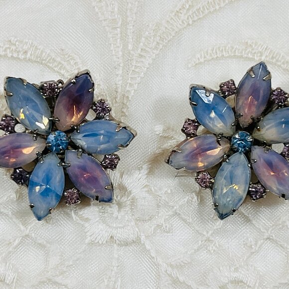 Vintage KRAMER of NY Signed Clip-on Earrings Opaline Pink Blue Flower Design - Picture 5 of 6